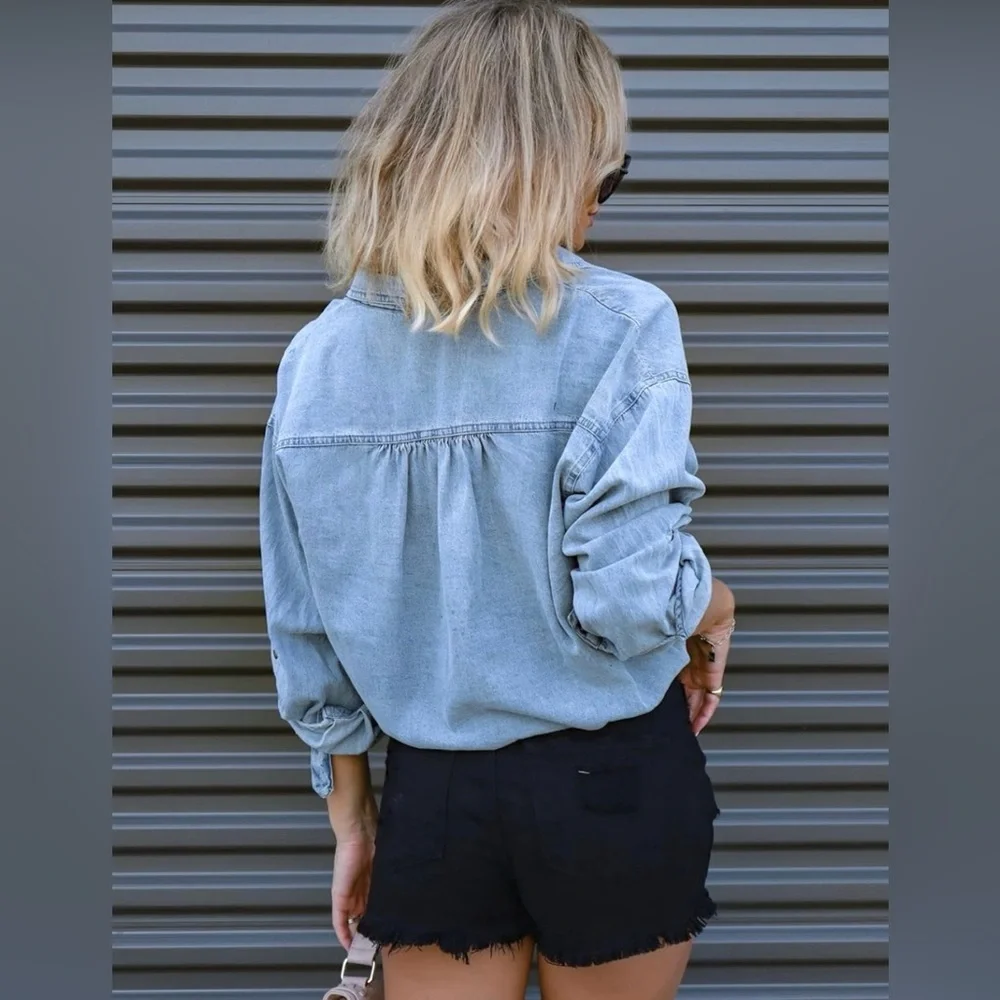 NEW WITH TAGS Chic Cropped Denim Top / Chambray Shirt 💙 - Picture 4 of 7